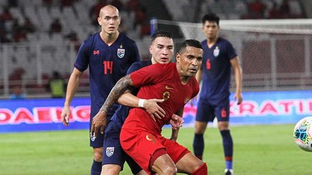 Beto (áo đỏ) sẽ là 1 trong 2 cầu thủ nhập tịch của Indonesia trong trận gặp ĐT Việt Nam. (Ảnh: Bola). 