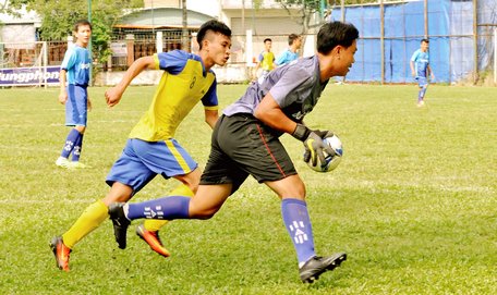 Pha tranh bóng trong trận Trẻ Vĩnh Long (áo vàng) gặp Dũng Phong FC.