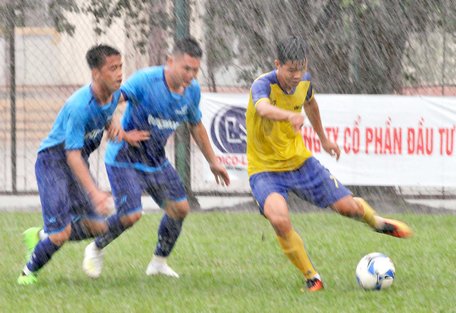  Cơn mưa lớn, đã ảnh hưởng đến lối chơi của các cầu thủ Trẻ Vĩnh Long.