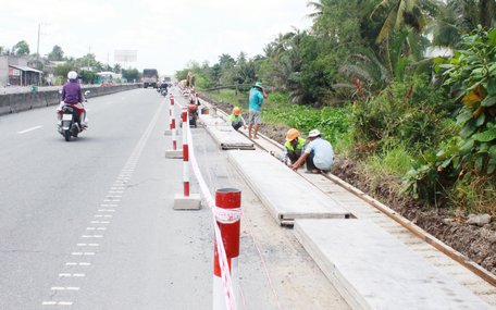 QL1 đoạn qua huyện Tam Bình đang được sửa chữa để khắc phục hư hỏng, ngập úng.