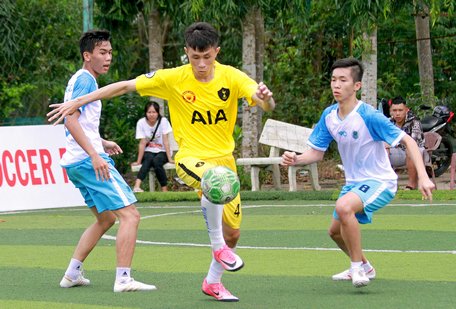 Salon Thanh Xuân (áo vàng) thi đấu khá tốt, nhưng không vượt qua đối thủ Lộc Tài Sport.
