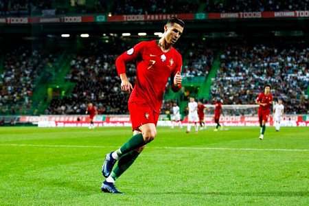 Cristiano Ronaldo chính thức cán mốc 700 bàn thắng trong sự nghiệp quần đùi áo số. (Ảnh: Getty)