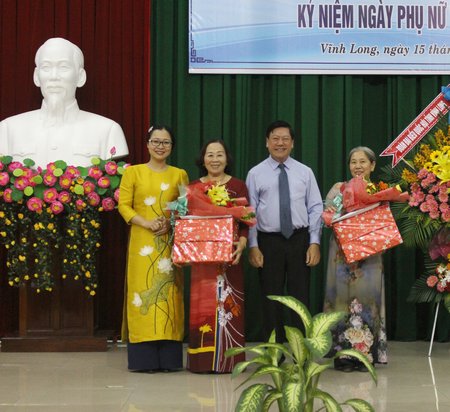 Bí thư Tỉnh ủy- Trần Văn Rón và Giám đốc Sở GD- ĐT Nguyễn Thị Quyên Thanh tặng quà nguyên lãnh đạo Sở GD- ĐT.
