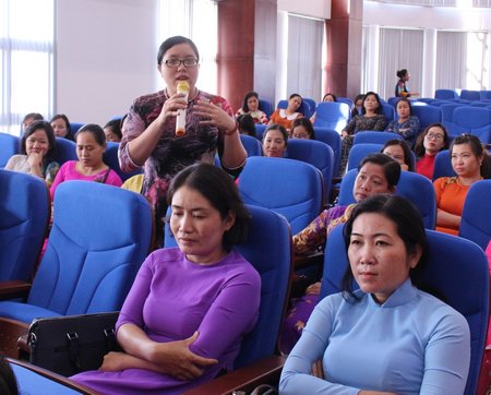 Các đại biểu đặt câu hỏi giao lưu với TS Phạm Thị Thúy
