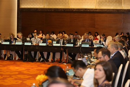  Các đại biểu đến từ nhiều quốc gia tham dự Phiên họp toàn thể Ủy ban Vệ tinh quan sát Trái đất tại Việt Nam. 