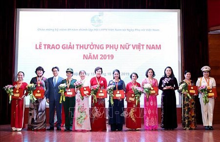 Phó Thủ tướng Vũ Đức Đam và Chủ tịch Hội Liên hiệp Phụ nữ Việt Nam Nguyễn Thị Thu Hà trao giải cho các cá nhân nhận giải thưởng Phụ nữ Việt Nam 2019. Ảnh: Phương Hoa/TTXVN