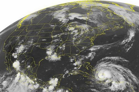 Hình ảnh từ Vệ tinh NOAA cho thấy cơn bão Irene có sức gió lên đến 185km/giờ.Ảnh: AP