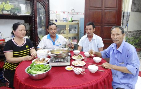 Trong các bữa ăn gia đình và thết đãi khách, gia đình ông Khanh (bìa phải) luôn nấu ăn theo khẩu vị của dân Thái Bình.