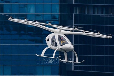 Taxi bay của hãng công nghệ Volocopter bay thử nghiệm tại Singapore ngày 22/10/2019. Ảnh: AFP/TTXVN