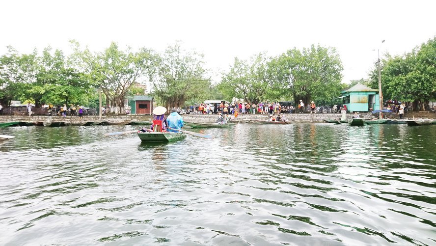 Hành trình khám phá Tam Cốc được bắt đầu từ bến thuyền Đình Các. Du khách sẽ được đi dọc dòng sông Ngô Đồng uốn lượn quanh co.