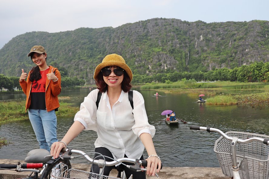 Ngoài đi thuyền, du khách có thể đi xe đạp để chiêm ngưỡng một phần cảnh đẹp của Tam Cốc.