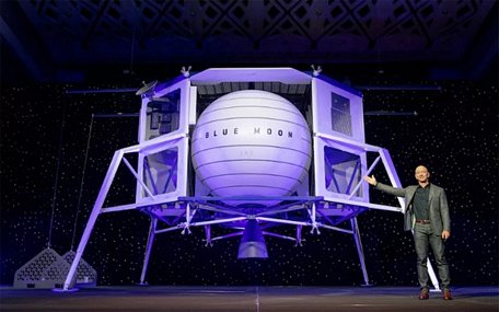 Tỷ phú Jeff Bezos bên mô hình Blue Moon của Blue Origin. (Ảnh: Blue Origin)