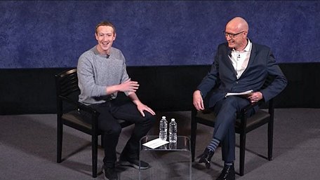Giám đốc điều hành Facebook Mark Zuckerberg (trái) và Giám đốc điều hành Tập đoàn Truyền thông News Corp Robert Thomson tại một sự kiện ở TP New York - Mỹ hôm 25-10. giới truyền thôngẢnh: Facebook