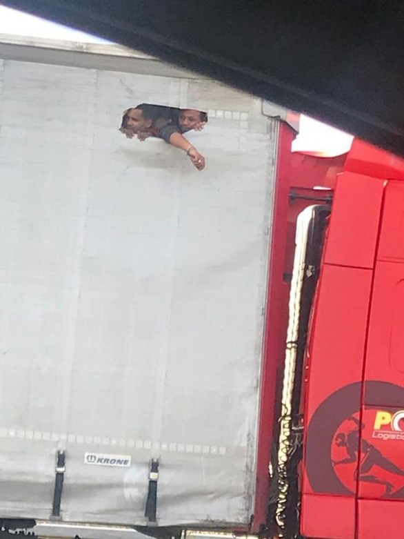 Bức ảnh người nhập cư khoét lỗ nhìn ra ngoài từ thùng xe tải chật chội do một người đi đường chụp được đúng vào ngày 23-10, ngày phát hiện 39 người chết trong thùng xe đông lạnh ở Essex - Ảnh: The Mirror