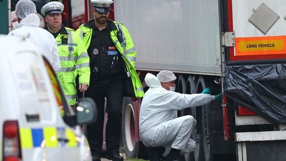 Cảnh sát Anh khám nghiệm container thời điểm xảy ra vụ việc - Ảnh: REUTERS