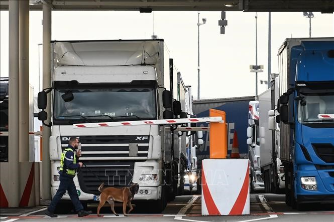Một chiếc xe tải di chuyển qua trạm kiểm soát ở Cailas (Pháp), trong hành trình tới Anh ngày 17/9/2019. Ảnh: AFP/TTXVN