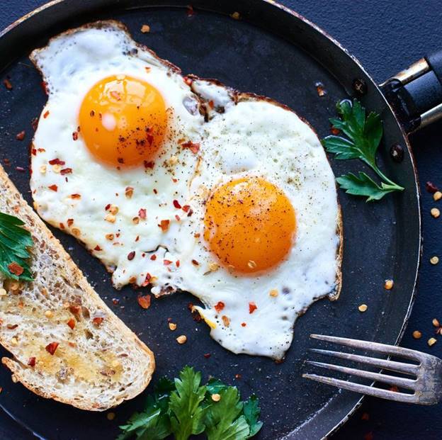 Trứng: Trứng là một nguồn dồi dào protein và biotin - hai chất quan trọng cho mái tóc khỏe và dày. Bên cạnh đó, trứng còn giàu vitamin D - một chất thiết yếu mà cơ thể không thể tự sản sinh.