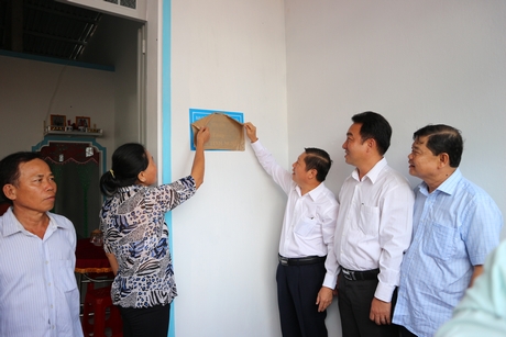 Lãnh đạo tỉnh, huyện trong nghi thức tặng nhà tình nghĩa cho gia đình bà Trần Thị Lắm.