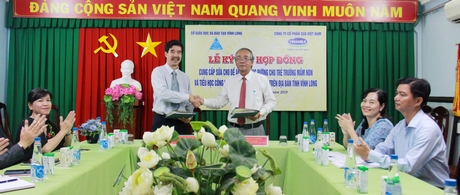 Ông Phạm Văn Hồng- Phó Giám đốc Sở GD- ĐT Vĩnh Long- ký hợp đồng triển khai đề án sữa học đường với đại diện Công ty CP Sữa Việt Nam.