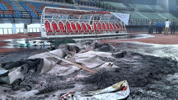 Sân vận động Gelora Bung Tomo bị tàn phá nghiêm trọng sau vụ bạo loạn của các CĐV Persebaya Surabaya - Ảnh: BOLA