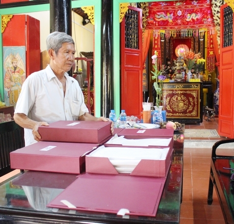 Ông Nguyễn Minh Phụng bên khối tư liệu Hán Nôm của Minh Hương Hội quán (Phường 5- TP Vĩnh Long).