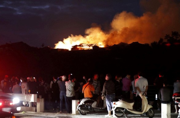 Vụ hỏa hoạn tại lâu đài Shuri nhìn từ xa - Ảnh: Reuters