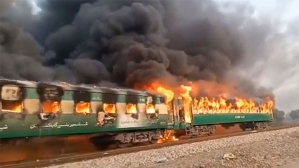 Tàu hỏa bị cháy. (Nguồn: oneindia)