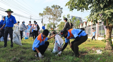 Hoạt động “Ngày thứ bảy tình nguyện” với chủ đề bảo vệ môi trường thu hút đông đảo bạn trẻ tham gia.