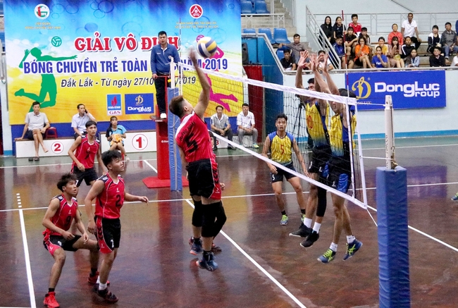 Pha tranh bóng tại Giải Vô địch trẻ toàn quốc 2019- Đắk Lắk. 