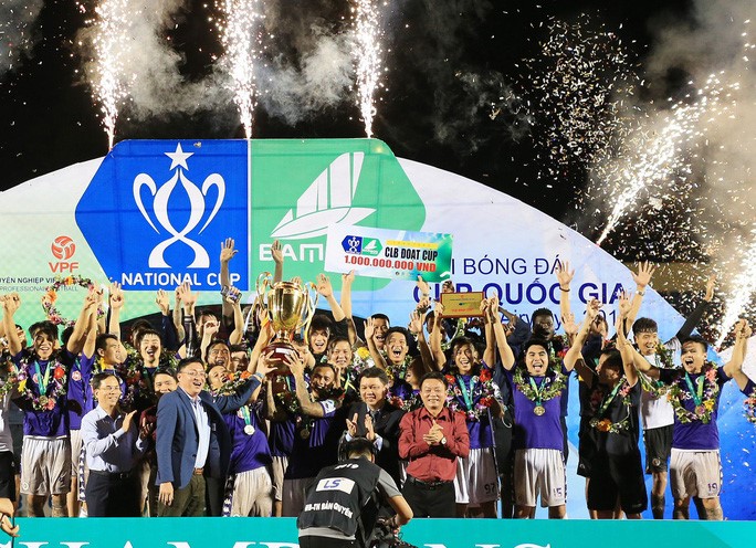 Hà Nội FC hoàn tất “cú đúp” danh hiệu lớn nhất của bóng đá Việt Nam khi đánh bại Quảng Nam 2-1 trong trận chung kết Cúp Quốc gia 2019 Ảnh: Hải Anh