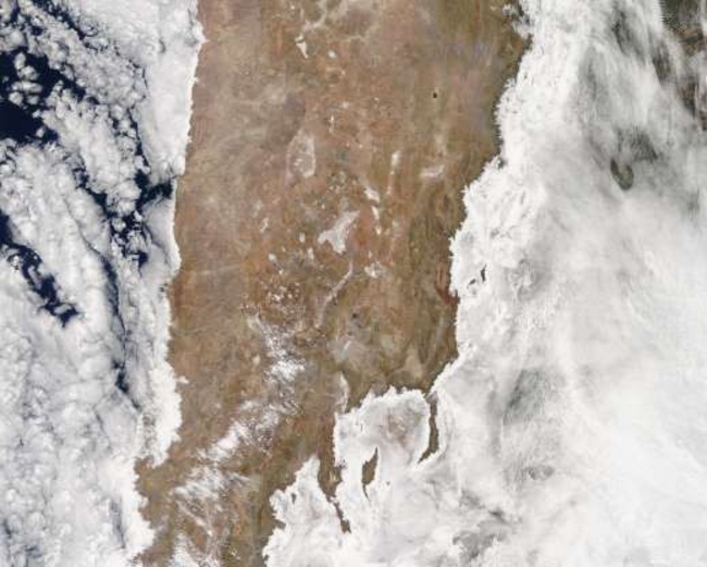 Dãy núi Andes. Bức ảnh màu thật từ vệ tinh của NASA cho thấy dãy Andes bên dưới những đám mây và sương mù.