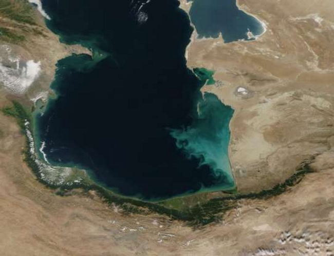 Trong ảnh là vùng phía Nam Biển Caspian trong một ngày đầu thu trời quang mây. Xét về diện tích bề mặt, Biển Caspian là biển kín lớn nhất thế giới.