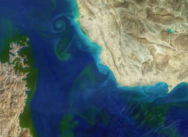Eo biển Hormuz. Trong bức ảnh được chụp ngày 16/10 này, bên trái (phía Tây) là Musadam, Oman còn bên phải (phía Đông) là Iran.