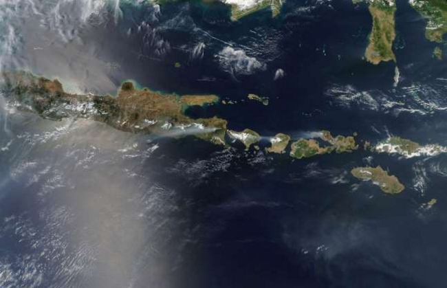 Quần đảo Greater và Lesser Sunda ở Indonesia.Cuối tháng 10, các đám cháy bùng phát bên sườn núi lửa ở quần đảo Greater và Lesser Sunda. Trong bức ảnh chụp ngày 21/10 này là hình ảnh các cột khói bốc lên.
