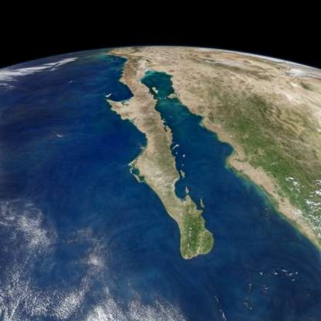 Baja California. Nằm tách biệt với Vùng biển Bắc Thái Bình Dương bởi bán đảo Baja của Mexico, Vịnh California hiện rõ màu tảo biển trong bức ảnh được chụp ngày 23/10.