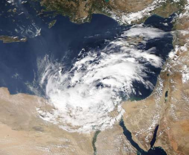 Biển Địa Trung Hải. Một vùng áp thấp trên biển Địa Trung Hải được chụp ngày 25/10, trước khi mạnh lên thành bão. Cơn bão này đã khiến biển động mạnh, gió to và mưa lớn./.