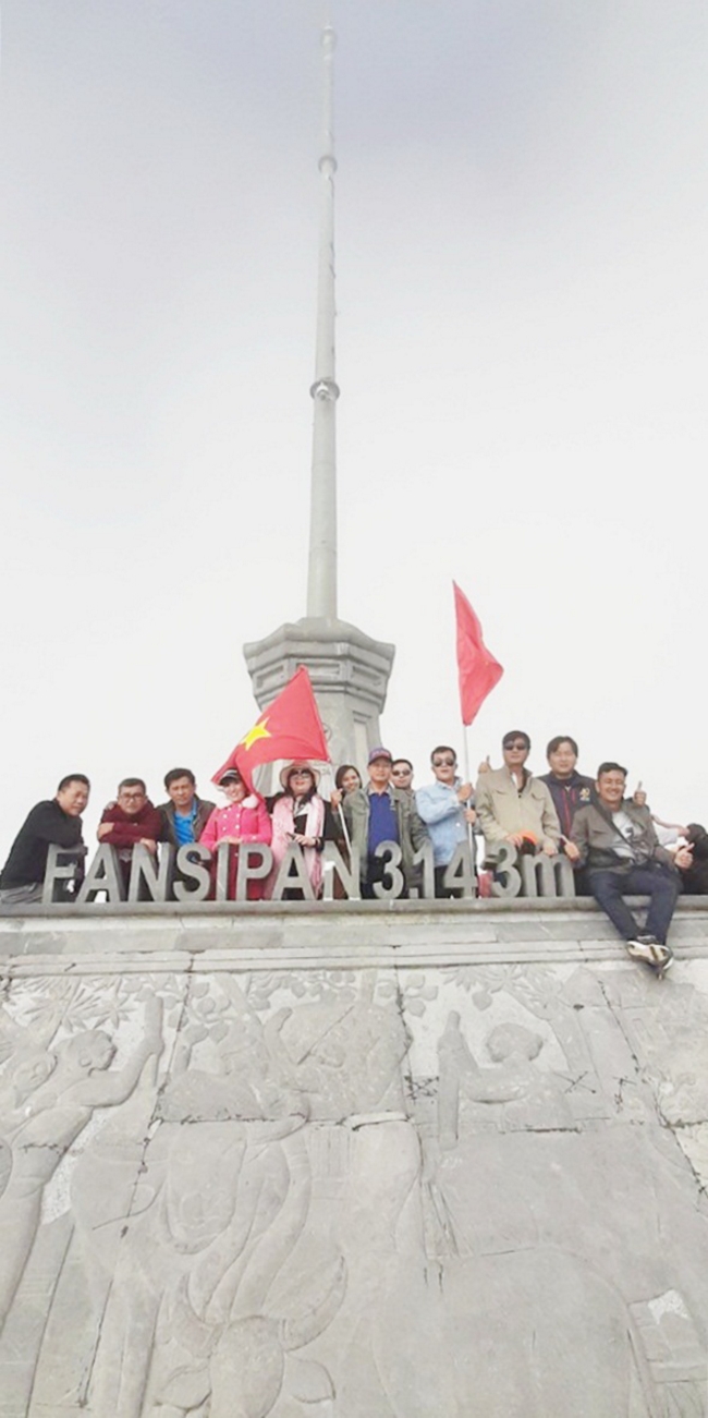 Cổng trời Sapa là đỉnh đường bộ cao nhất Việt Nam, du khách có thể đi tới để chiêm ngưỡng đỉnh Fansipan- nóc nhà của Đông Dương. Du khách đến cổng trời thích thú chinh phục “nấc thang lên thiên đường”.