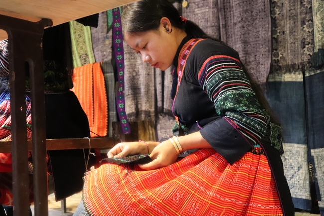 Nghề xe lanh, dệt vải đã hình thành từ xa xưa trong cộng đồng dân tộc H’Mông. Đến tuổi trưởng thành, chị em nào cũng biết xe lanh, dệt vải để phục vụ cuộc sống gia đình.