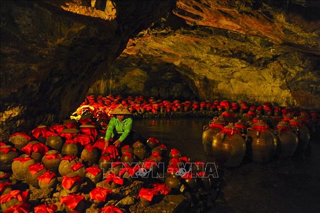 Hang Nấu Rượu dài 250m là một hang động nổi tiếng nằm trong khu du lịch Tràng An. 