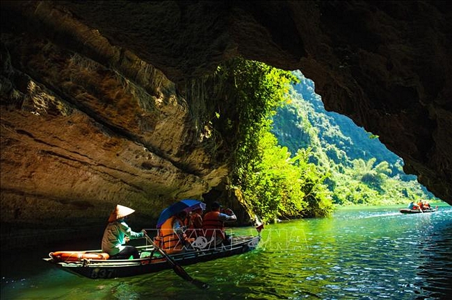  Đi thuyền trên sông qua những hang động lung linh huyền ảo là một trải nghiệm đáng nhớ khi du khách đến với Tràng An.