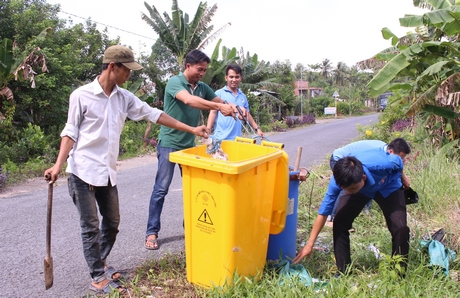 Đoàn viên thanh niên tham gia thu gom rác thải
