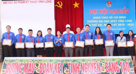 Phó Bí thư Tỉnh Đoàn Vĩnh Long- Nguyễn Thụy Yến Phương trao giấy khen Tỉnh Đoàn cho các cá nhân