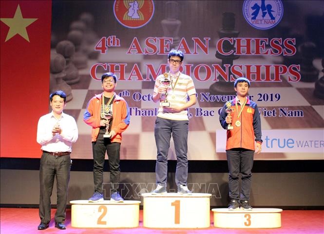 Ban tổ chức trao huy chương và cúp cho các vận động viên đoạt giải nội dung cờ nhanh - cá nhân nam.