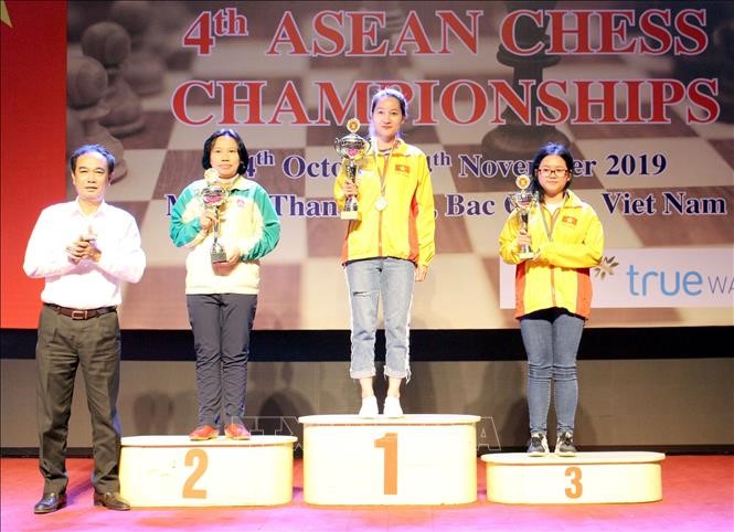 Ban tổ chức trao huy chương và cúp cho các vận động viên đoạt giải nội dung cá nhân nữ - cờ tiêu chuẩn.