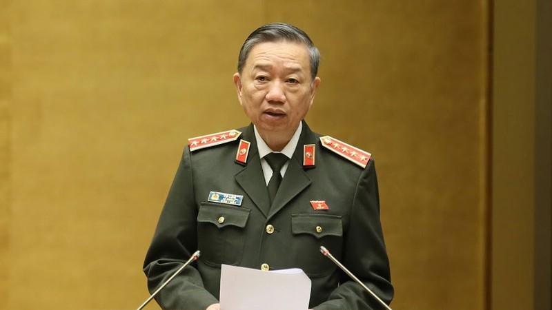 Bộ trưởng Bộ Công an Tô Lâm trình bày báo cáo trước Quốc hội.