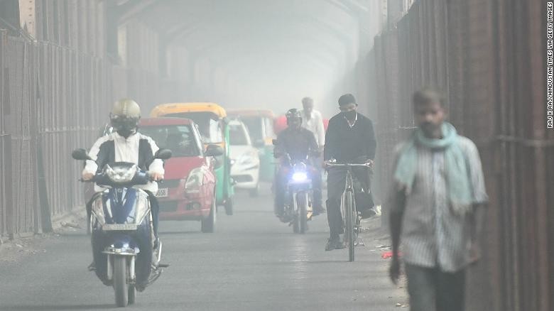 Chất lượng không khí tại New Delhi đã đạt đến mức “nguy hiểm” với những làn khói dày đặc bao phủ. Ảnh: CNN