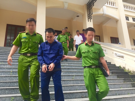 Lực lượng công an áp giải bị cáo Nguyễn Thanh Hùng sau khi kết thúc phiên tòa xét xử sơ thẩm.
