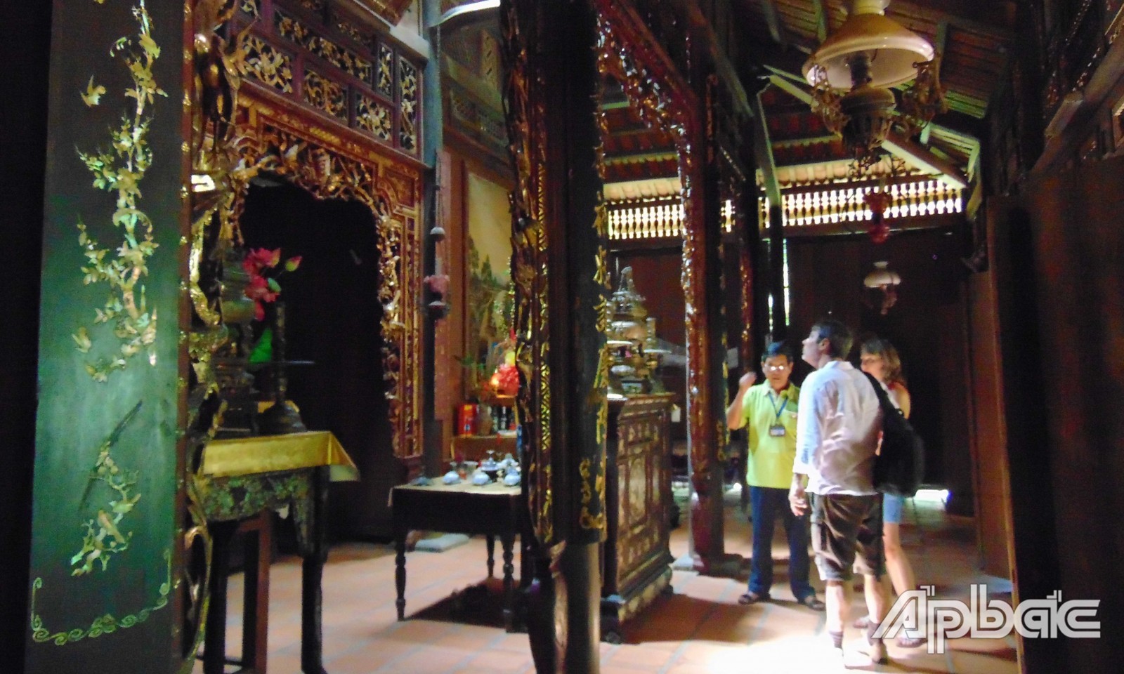 Bên trong nhà cổ của ông Kiệt, các hoa văn chạm khắc trên các bộ kèo, cột, xiên và vách rất công phu theo kiểu nhà xưa của Nam bộ, luôn gây sự chú ý đối với du khách, nhất là khách nước ngoài.