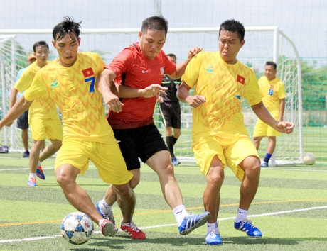 Sở Văn hóa, Thể thao và Du lịch (áo vàng) cùng Đài Phát thanh- Truyền hình Vĩnh Long là ứng cử viên hàng đầu của môn bóng đá.