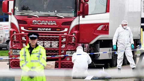 Hiện trường vụ phát hiện 39 thi thể trong container tại Essex, Anh. Ảnh: Reuters